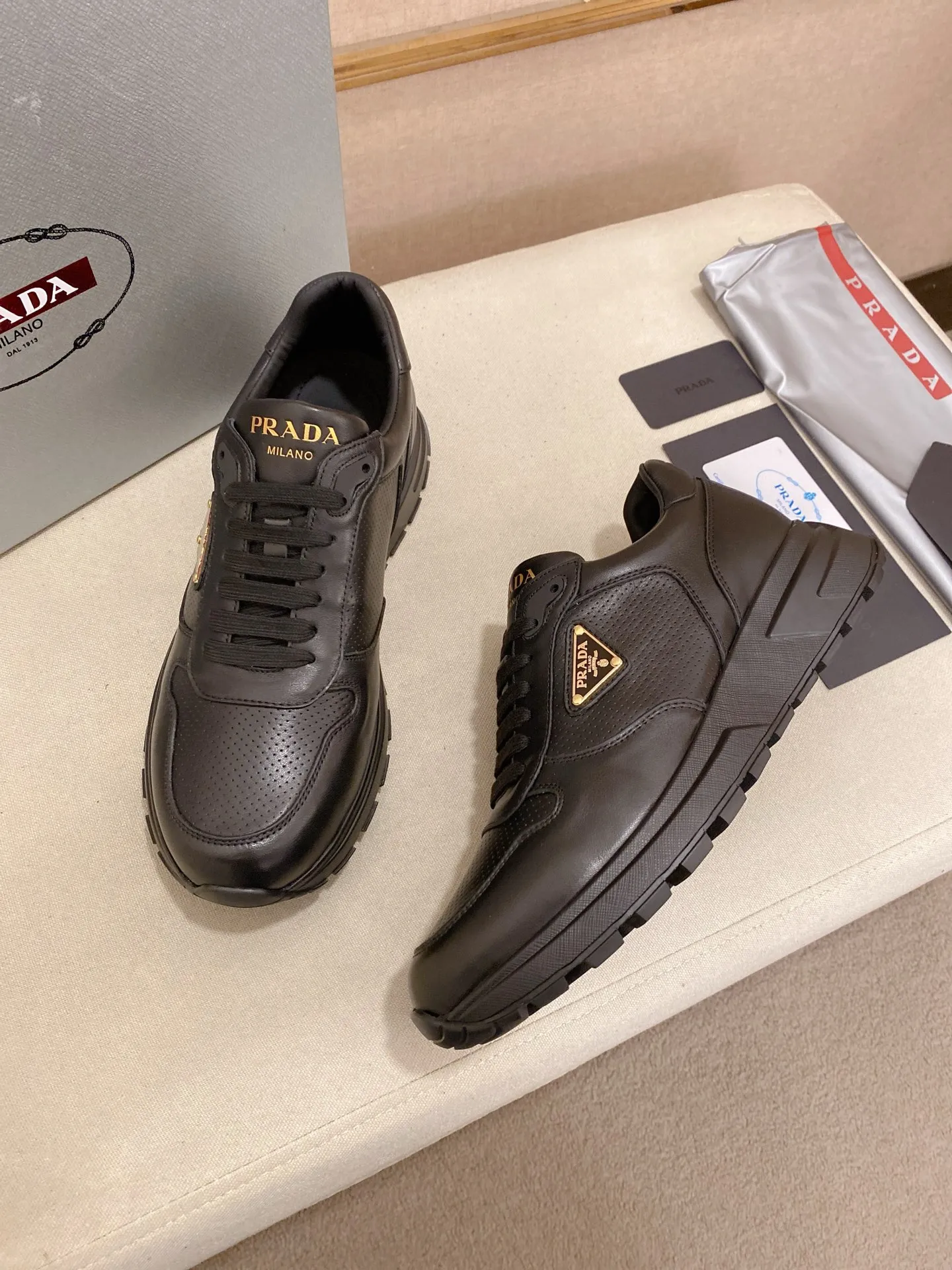 Men's shoes 💰 580💰 ✔️✔️✔️High-quality new PRADA counters are launched at the same time. The new men's shoes and 😘fabrics are selected from imported first-layer cowhide and are made by pure handcrafts. Lining: Full cowhide lining. 👍🏿 High-end ☄️ air-cushion molded anti-slip rubber outsole, exquisite lines, simple and elegant, comfortable and high-end for leisure travel. Code number: 38 to 44 (45 can be customized and cannot be returned or exchanged)